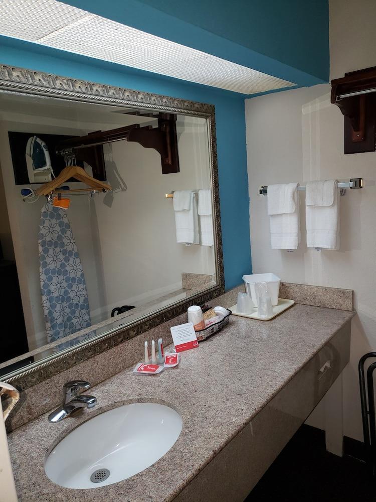 Econo Lodge Елизабет Сити Екстериор снимка